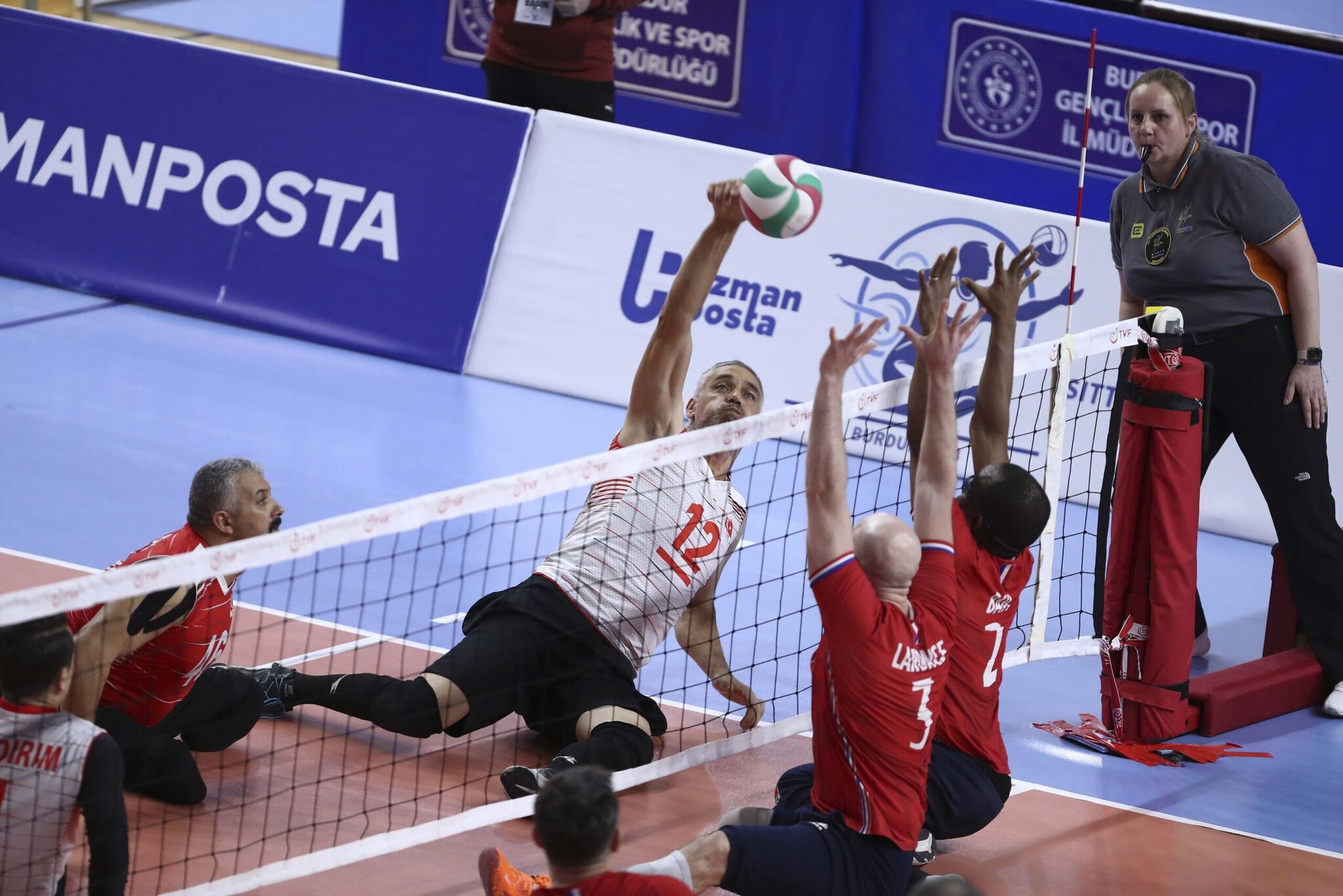 Uzman Posta Oturarak Voleybol Avrupa Şampiyonası B Kategorisinde Erkek Milli Takımımızdan Tarihi Zafer