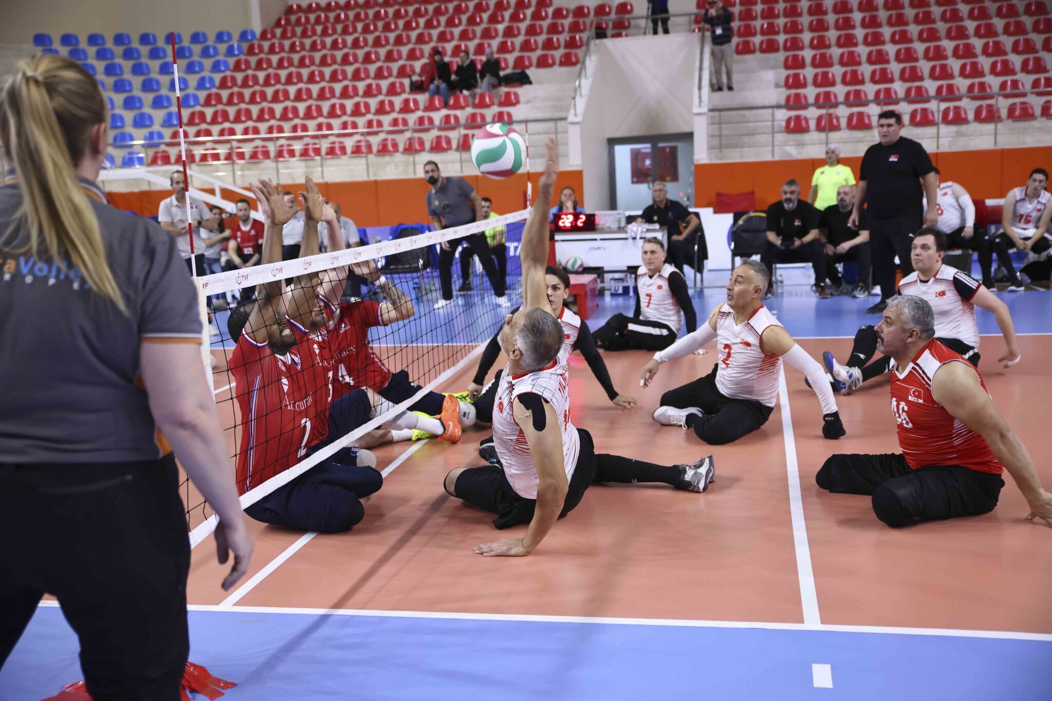 Uzman Posta Oturarak Voleybol Avrupa Şampiyonası B Kategorisinde Erkek Milli Takımımızdan Tarihi Zafer